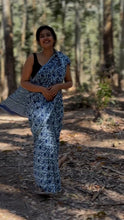 Load image into Gallery viewer, Indigo Printed Mul Cotton Saree
