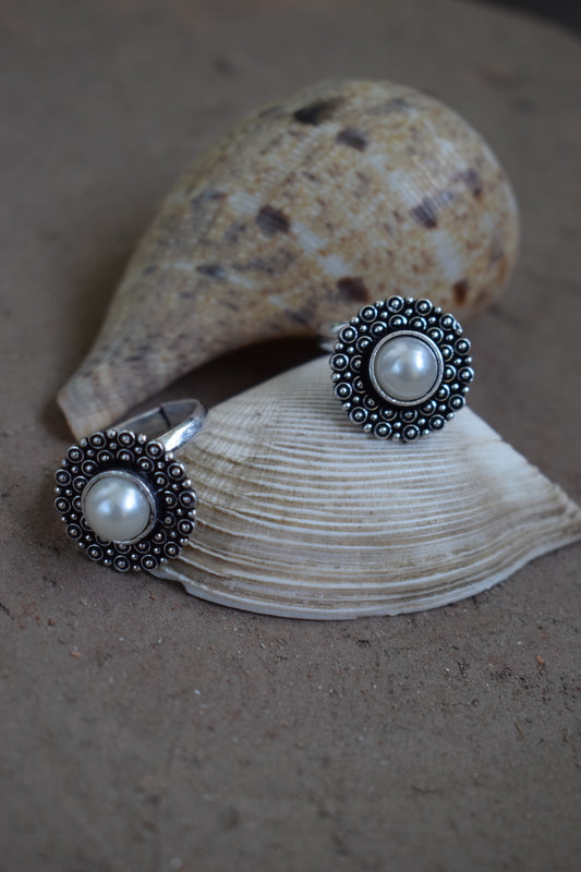 White Pearl Toe Stone Ring